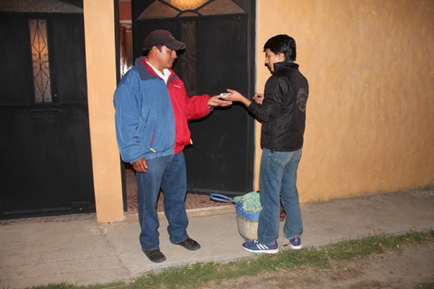 Gerson Rivas visita a uno de sus clientes en Olintepeque, Quetzaltenango, donde vende alimentos para el sustento de su hogar. (Foto Prensa Libre: Maria José Longo)