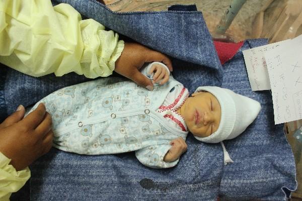 Bebé recibe atención médica en el Hospital Regional de Huehuetenango.