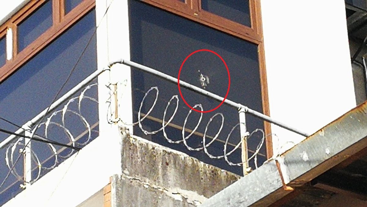 Disparo en la ventana de la oficina del alcalde de Mixco. (Foto Prensa Libre: Estuardo Paredes).