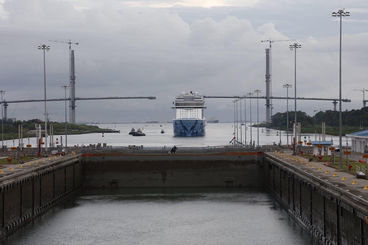 El paso del Norwegian Bliss por el Canal de Panamá hace unos cuatro días representó una verdadera odisea, por su tamaño. (Foto Prensa Libre: EFE)