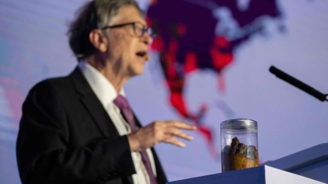 Bill Gates utilizó el vaso de precipitados con heces para hablar de las bacterias y enfermedades relacionadas con los sistemas sanitarios deficientes. GETTY IMAGES
