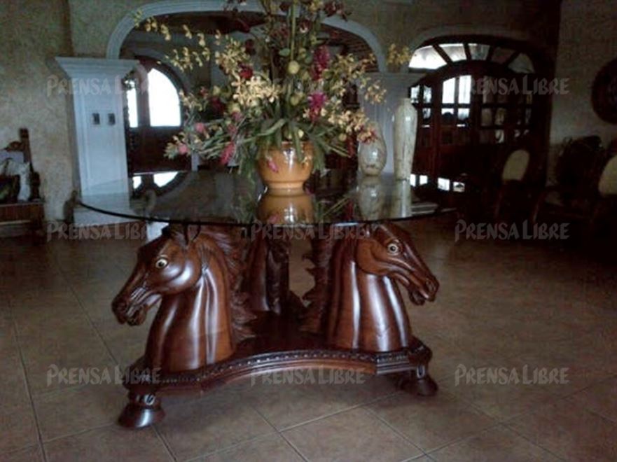 Una mesa con finos acabados en madera en una casa localizada en la aldea Playitas, Morales, Izabal. (Foto Prensa Libre: Hemeroteca PL).