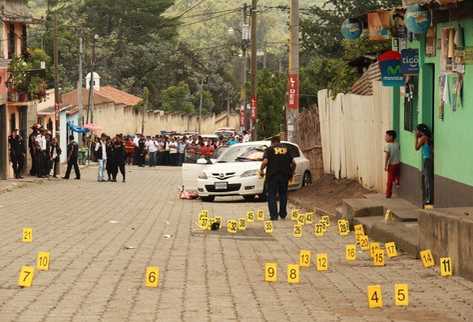 Escena del crimen contra Juan Carlos Veliz, en Ciudad Vieja. (Foto Prensa Libre: Miguel López)