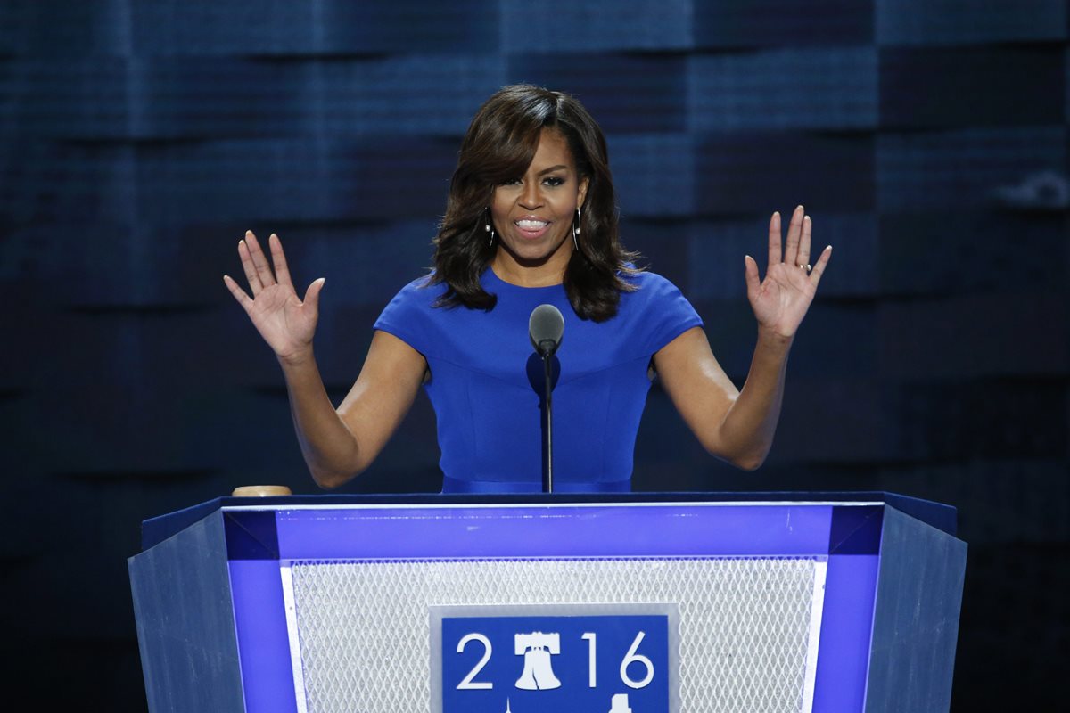 Michelle Obama respaldó la noche del lunes a Hillary Clinton, a quien calificó de la "única" para ocupar la presidencia de EE. UU. (Foto Prensa Libre: EFE).