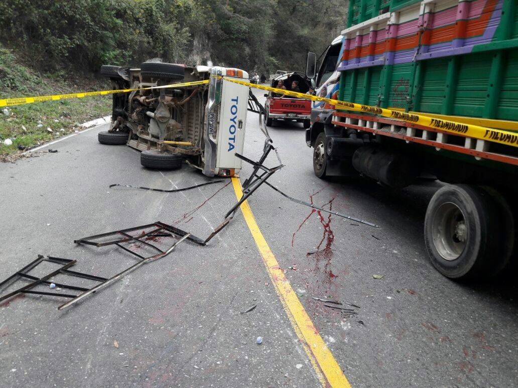 En el picop accidentado en la ruta Interamericana viajaban más de 12 personas. (Foto Prensa Libre: Óscar Figueroa)