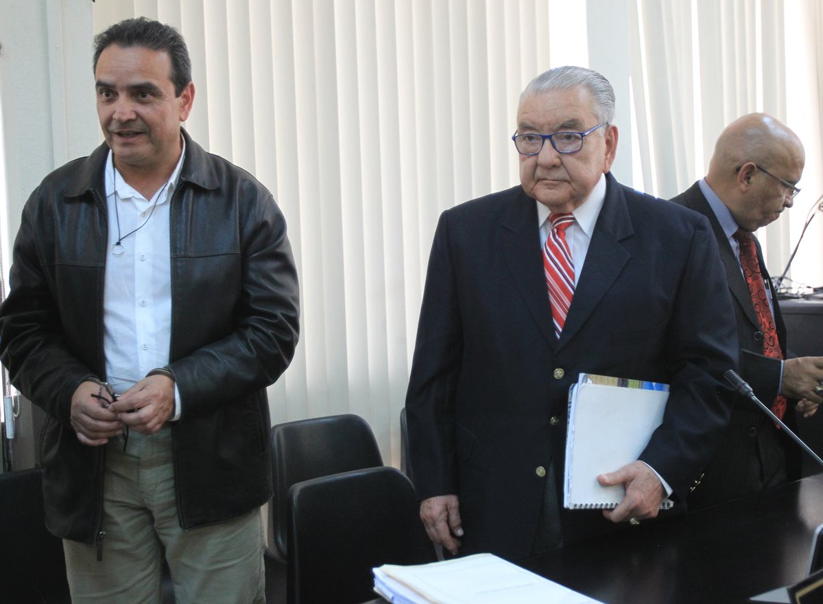 Raúl Girón de MDF y Eduardo Meyer, ex-presidente del Congreso, escuchan la sentencia.(Foto Prensa Libre: Esbin García)