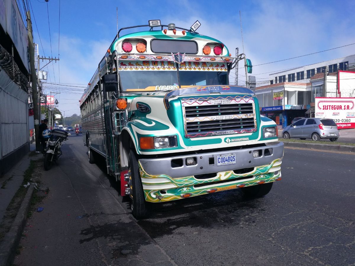 El bus que supuestamente habría causado la tragedia, fue detenido en otra punto de la ciudad. (Foto Prensa Libre: Érick Ávila)