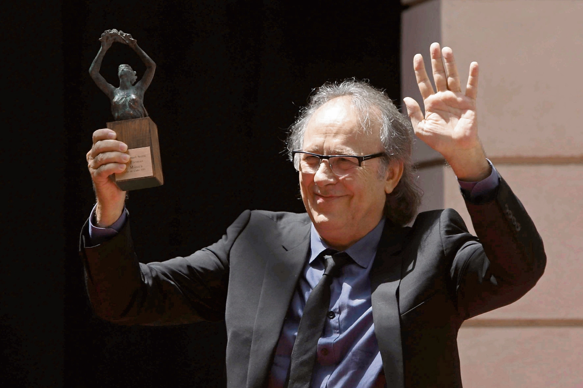 El cantante Joan Manuel Serrat saluda tras recibir el Premio Iberoamericano de la Música Cortes de Cádiz. (Foto Prensa Libre: EFE)