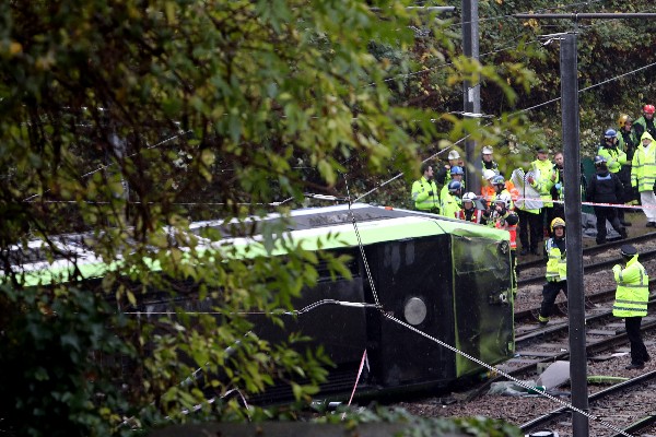 Tranvía se descarriló en Londres dejando cinco muertos. (Foto Prensa LIbre:AP).