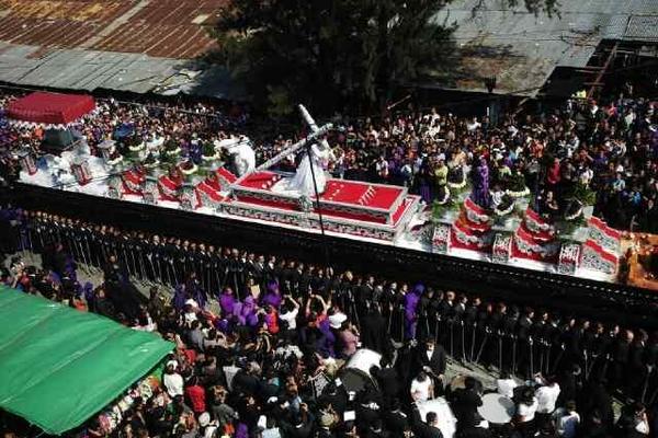 Jesús Nazareno de la Justicia recorre el centro de la capital. (Foto Prensa Libre. Geovanni Contreras)