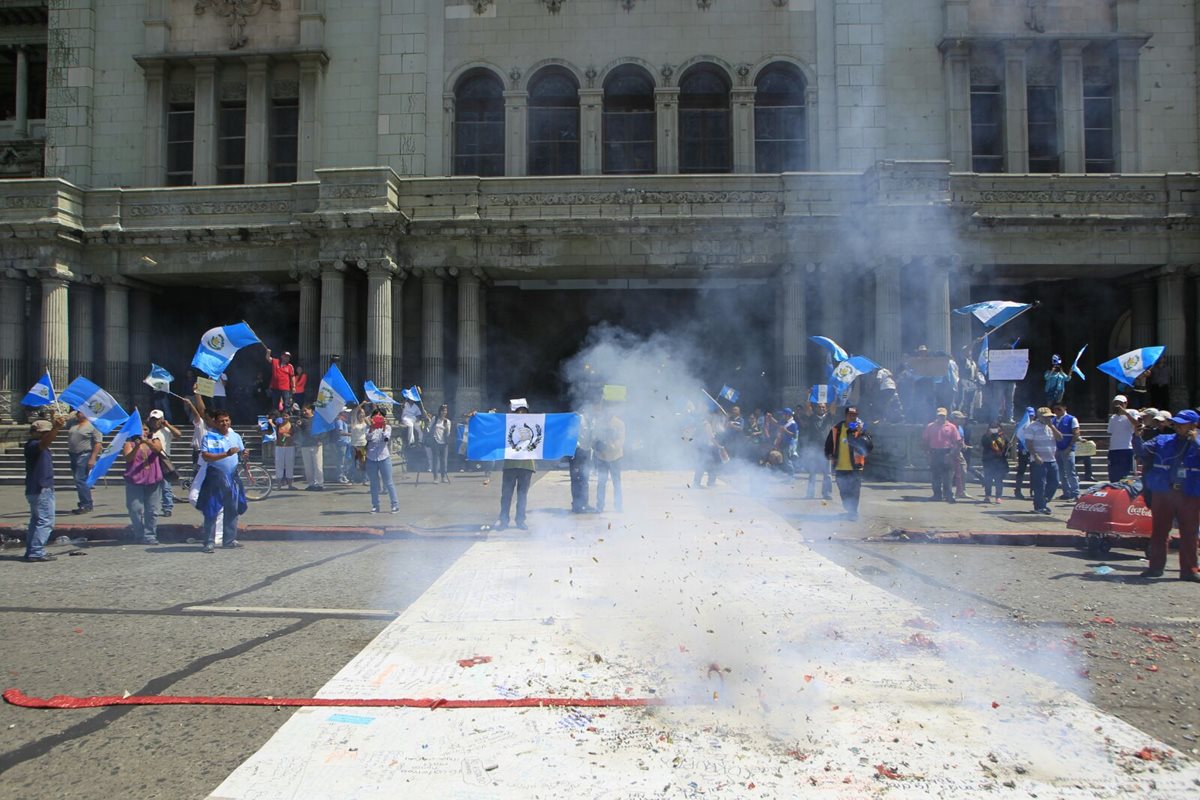 Las manifestaciones en la Plaza de la Constitución comenzaron desde la madrugada de este jueves. (Foto Prensa Libre: Edwin Bercián)