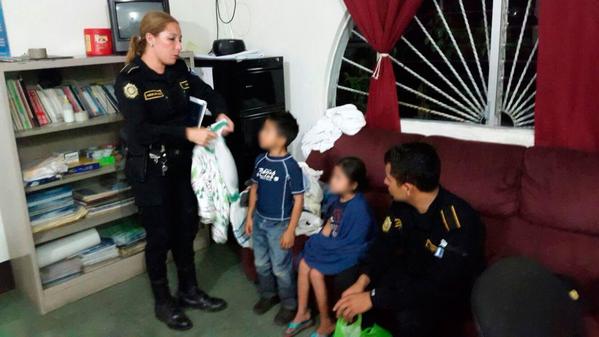 Los niños rescatados son resguardados por agentes de la PNC en San Jerónimo, Chiquimula. (Foto Prensa Libre: PNC)