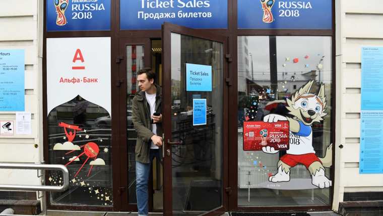 Un aficionado sale de las oficinas de venta de boletos para los partidos del Mundial de Rusia. (Foto Prensa Libre: AFP)