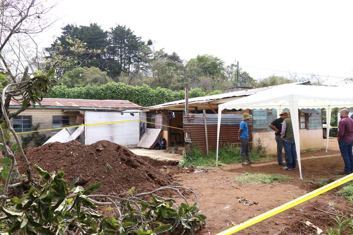 Por segundo día consecutivo las autoridades han localizado restos humanos en la vivienda. (Foto Prensa Libre: Renato Melgar)