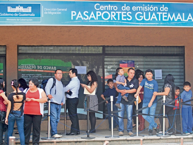 En centros de emisión, Migración entrega un promedio de mil 500 pasaportes todos los días. Se necesita documento de identificación, boleto de ornato y pago en el banco.