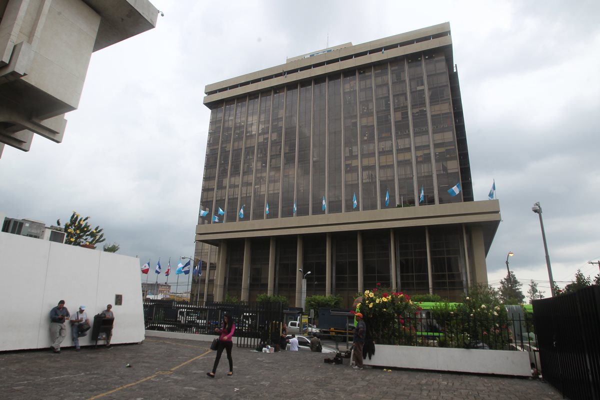 Las instituciones del Gobierno gastaron Q44 millones en viáticos el año pasado. Edificio del Ministerio de Finanzas. (Foto Prensa Libre: Hemeroteca PL)