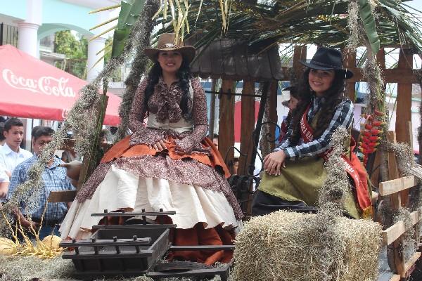 Reinas de belleza de la feria patronal en San José La Arada, durante un recorrido por esa localidad.