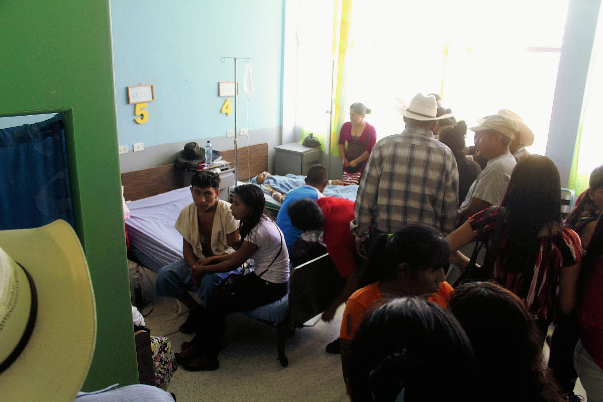 Familiares de hombres que fallecieron en Hospital Nacional de la cabecera de Jalapa. (Foto Prensa Libre: Hugo Oliva)