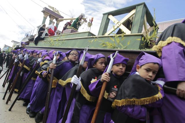 El recorrido de la procesión infantil infantil del Niño Jesús Nazareno y Santísima Virgen de Dolores dura cinco horas. (Foto Prensa Libre: Edwin Bercián)