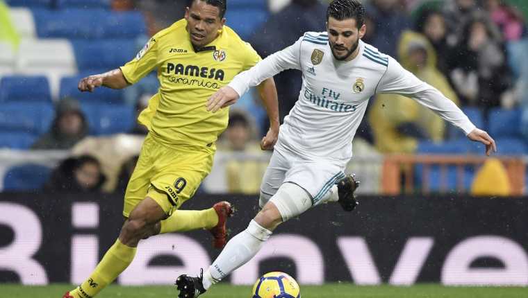 Nacho Fernández disputa el balón con Carlos Bacca durante el encuentro entre el Real Madrid y el Villarreal. (Foto Prensa Libre: AFP)