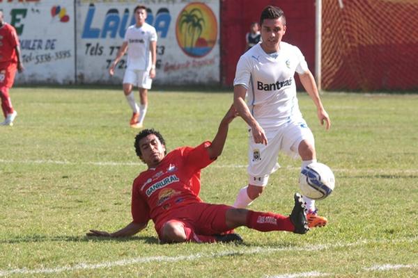 Los cremas no pudieron superar la atenta defensa de Halcones este domingo. (Foto Prensa Libre: Eddy Recinos)