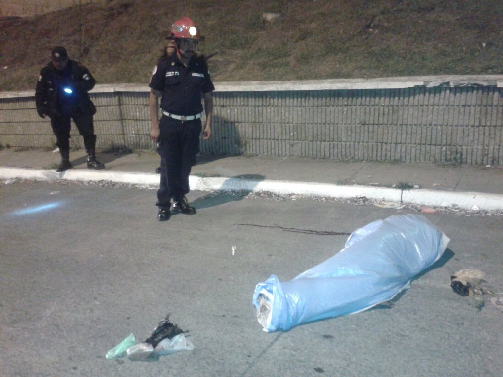 Bomberos Municipales observan el cuerpo de un hombre en la colonia La Reformita. (Foto Prensa Libre: CBM)