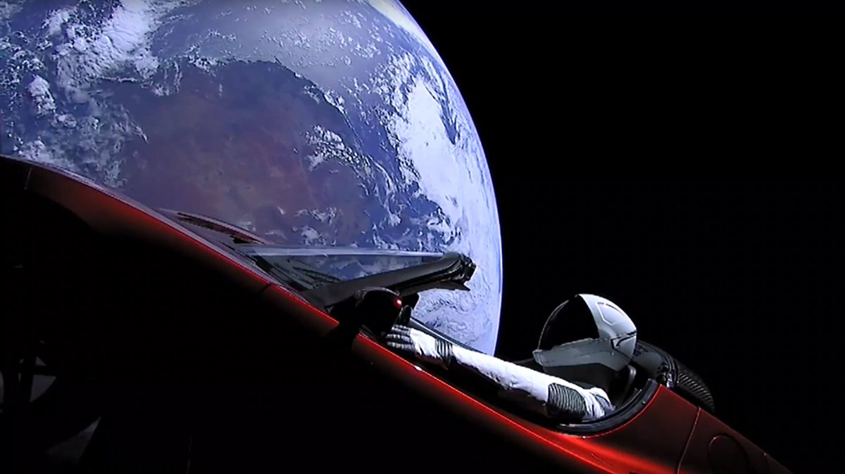 El automóvil de Tesla que será dejado cerca de la órbita marciana por El SpaceX Falcon Heavy. (Foto Prensa Libre: AFP)