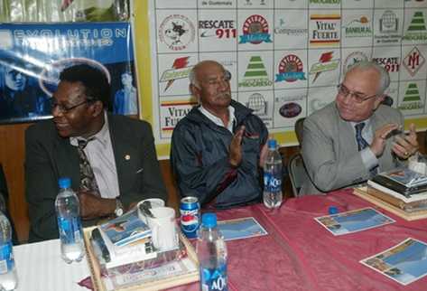 A la izquierda, Teodoro Palacios Flores, al centro Mateo Flores y el vicepresidente del Consejo Editorial de Prensa Libre, Mario Antonio Sandoval. (Foto Prensa Libre: Emerson Diaz)