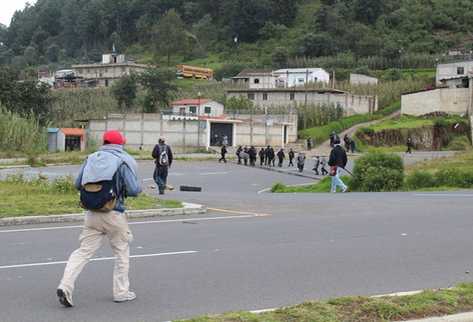Manifestantes se enfrentan contra la policía que intentó dispersarlos. (Foto Prensa Libre: Édgar Domínguez)