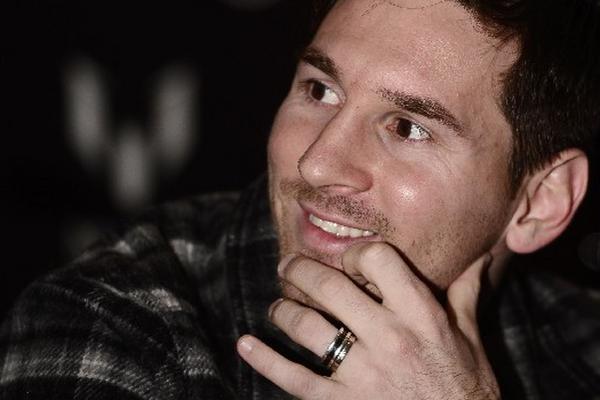 Lionel Messi regresó a España después de su recuperación, por lesión, en Argentina. (Foto Prensa Libre: AP)