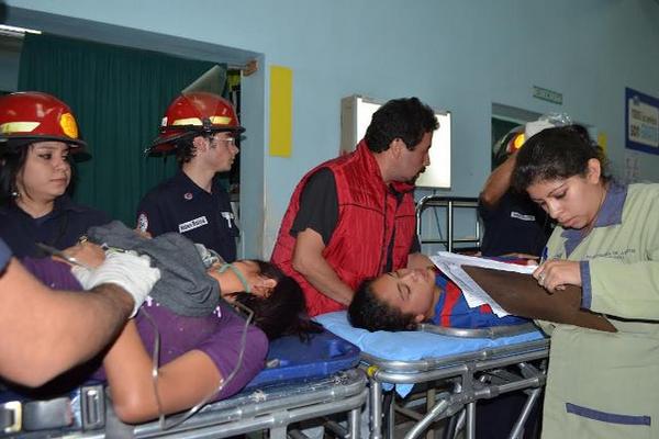 Los seis heridos fueron ingresados a la emergencia del hospital Roosevelth. (Foto Prensa Libre: Bomberos Municipales)<br _mce_bogus="1"/>