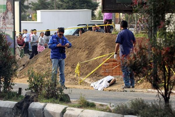 Fiscales del MP inspeccionan el lugar en donde murió  Hernández José María Hernández Tobías. (Foto Prensa Libre: Carlos Ventura).