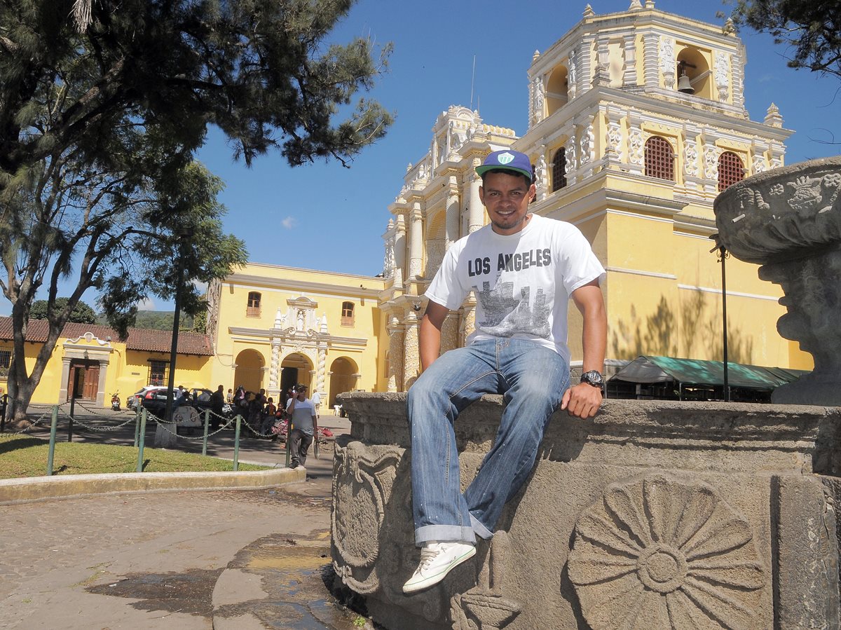 El jugador Edgar Chinchilla en el parque de la Merced en Antigua Guatemala. (Foto Prensa Libre: Carlos Vicente)