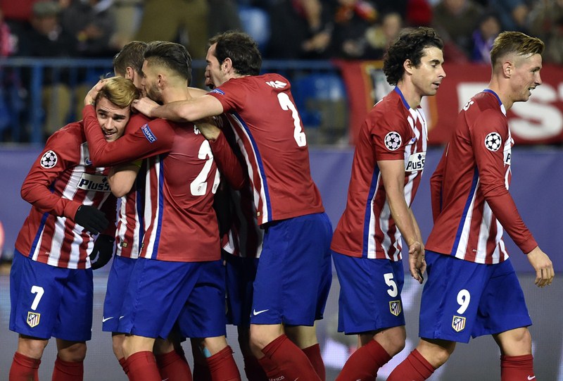 El francés Griezmann celebra uno de los goles con sus compañeros. (Foto Prensa Libre: AFP)
