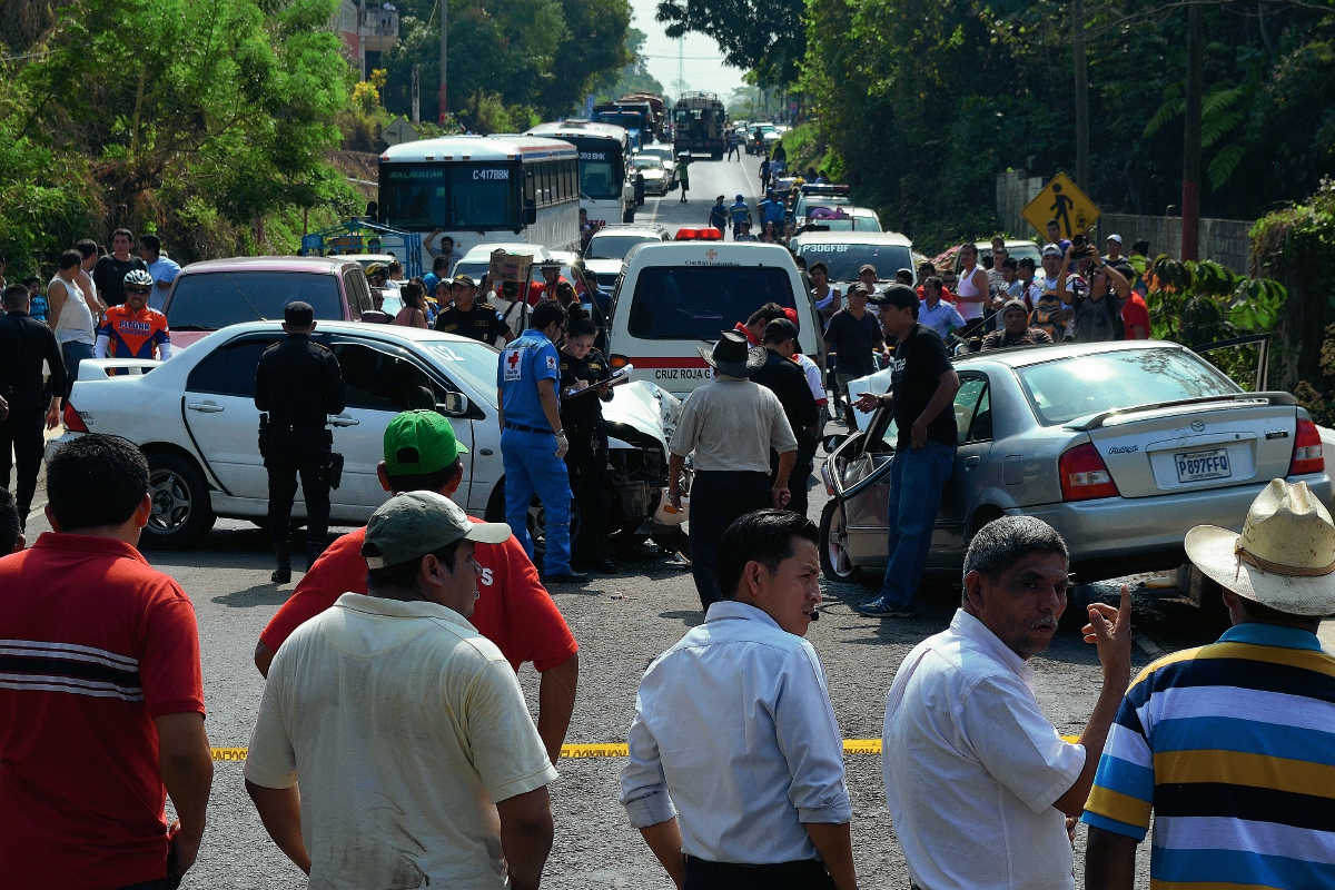 Los vehículos quedaron sobre la cinta asfáltica, por lo que interrumpieron el tránsito por varias horas. (Foto Prensa Libre: Jorge Tizol)