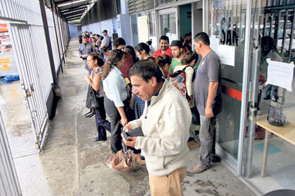 Pacientes del  Hospital San Juan de Dios esperaban ayer a ser atendidos en la consulta externa. Las citas se han reprogramado para diciembre o enero próximos.