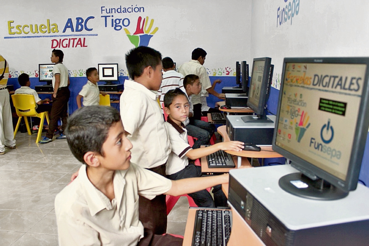 Estudiantes de la Escuela Segunda Lotificación, en Santa Elena, se benefician con un aula virtual donada por Fundación Tigo.