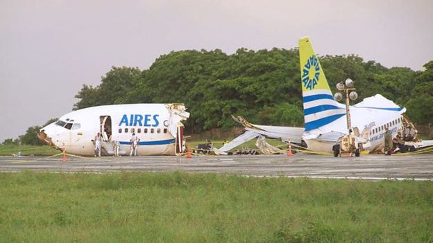 El avión de Aires que procedía de Bogotá se partió en dos cuando estaba en medio del aterrizaje. (Getty Images)