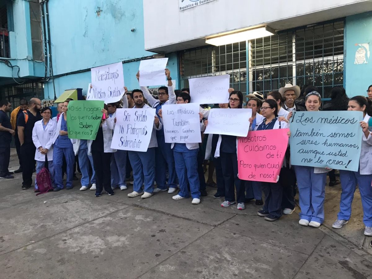 Médicos residentes del Hospital Regional de Cuilapa, Santa Rosa, protestan por falta de pago de salarios. (Foto Prensa Libre: Cortesía)
