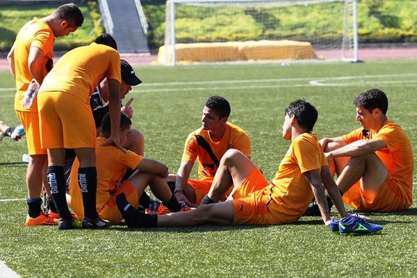 El técnico Iván Franco Sopengo, hablando con sus jugadores. (Foto Prensa Libre: Óscar Felipe)