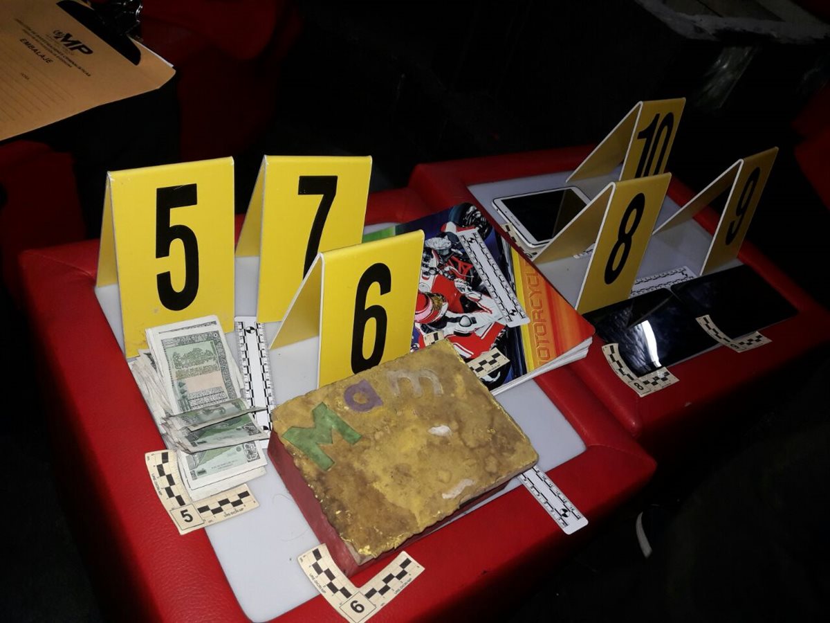 Dinero y documentación fue decomisada para ahondar en las investigaciones. (Foto Prensa Libre: PNC)