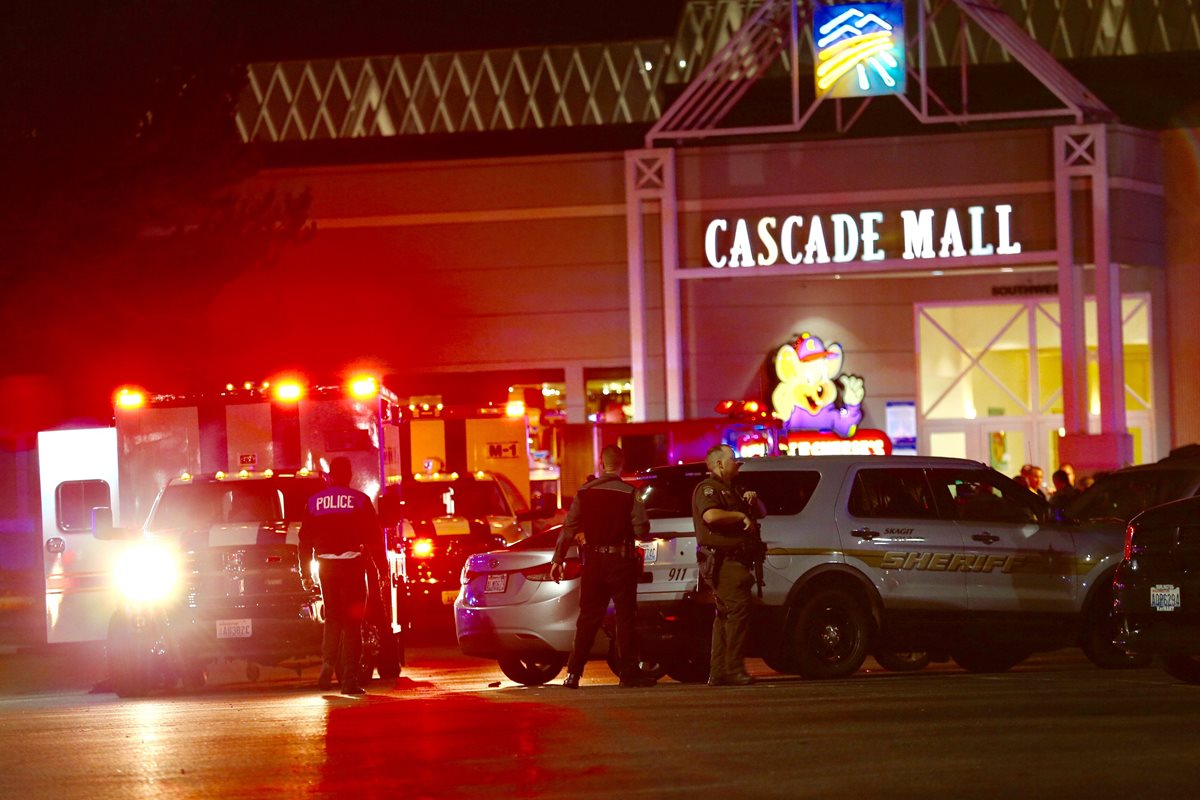 Policías y servicios de emergencias, afuera del centro comercial donde se produjo la balacera. (Foto Prensa Libre: AP)