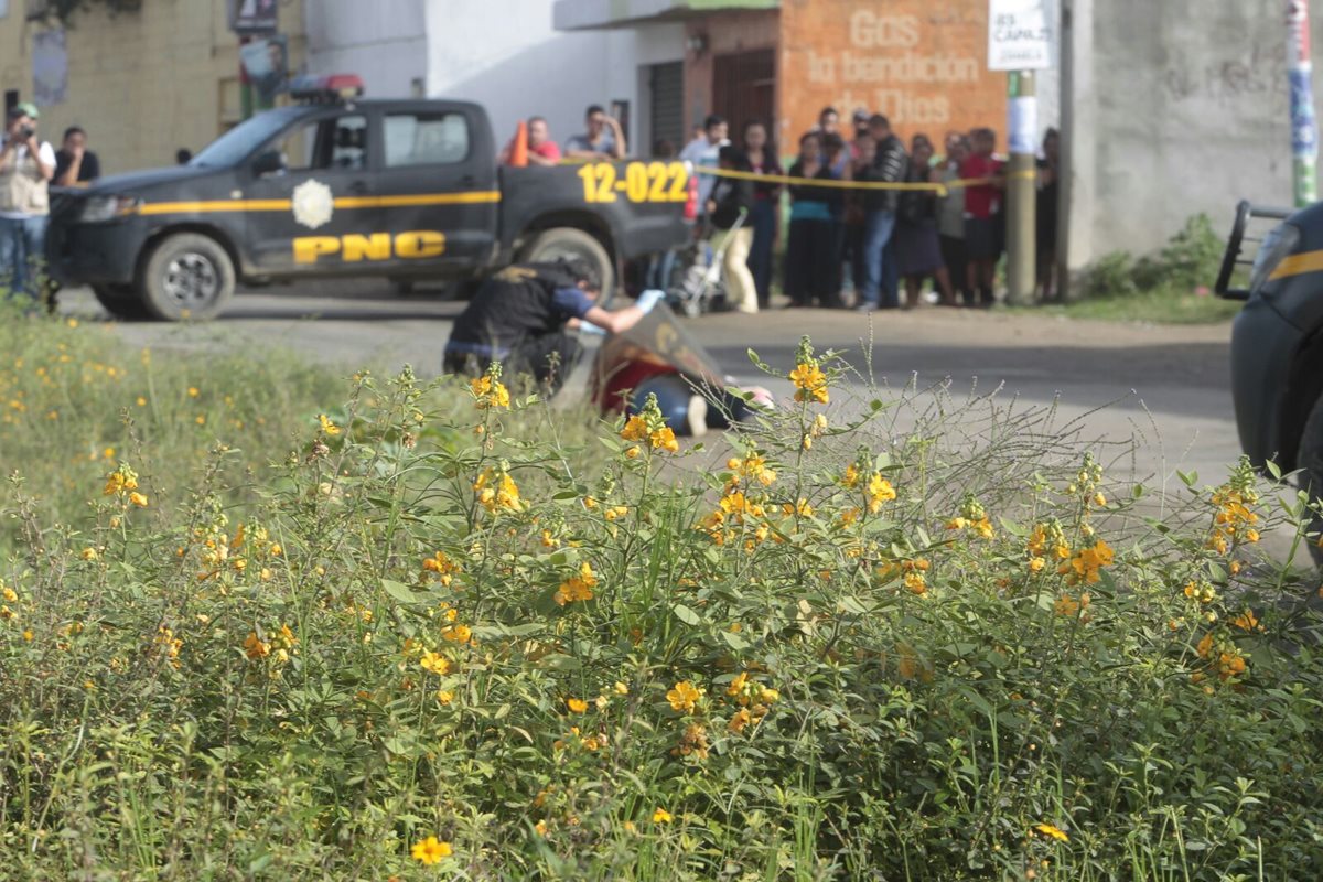 Una mujer murió por heridas de proyectil de arma de fuego en San Luis La Leyenda, San Pedro Ayampuc (Foto Prensa Libre: Erick Avila). 