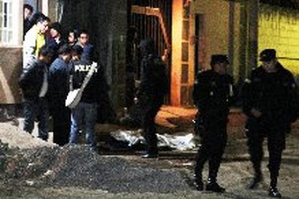 Policía y fiscales del MP recabaron evidencia en el lugar del crimen. (Foto Prensa Libre: Carlos Ventura)<br _mce_bogus="1"/>