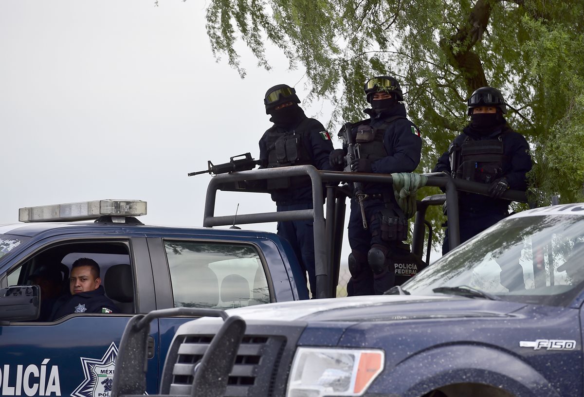 Policías federales custodian una carretera de Tamaulipas, uno de los estados más violentos de México. (Foto Prensa Libre: AFP).