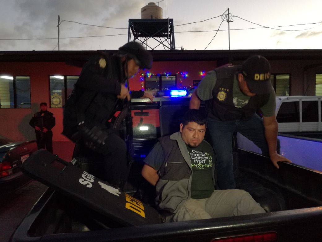 Momento de la captura del presunto pandillero en Chimaltenango. (Foto Prensa Libre: PNC).