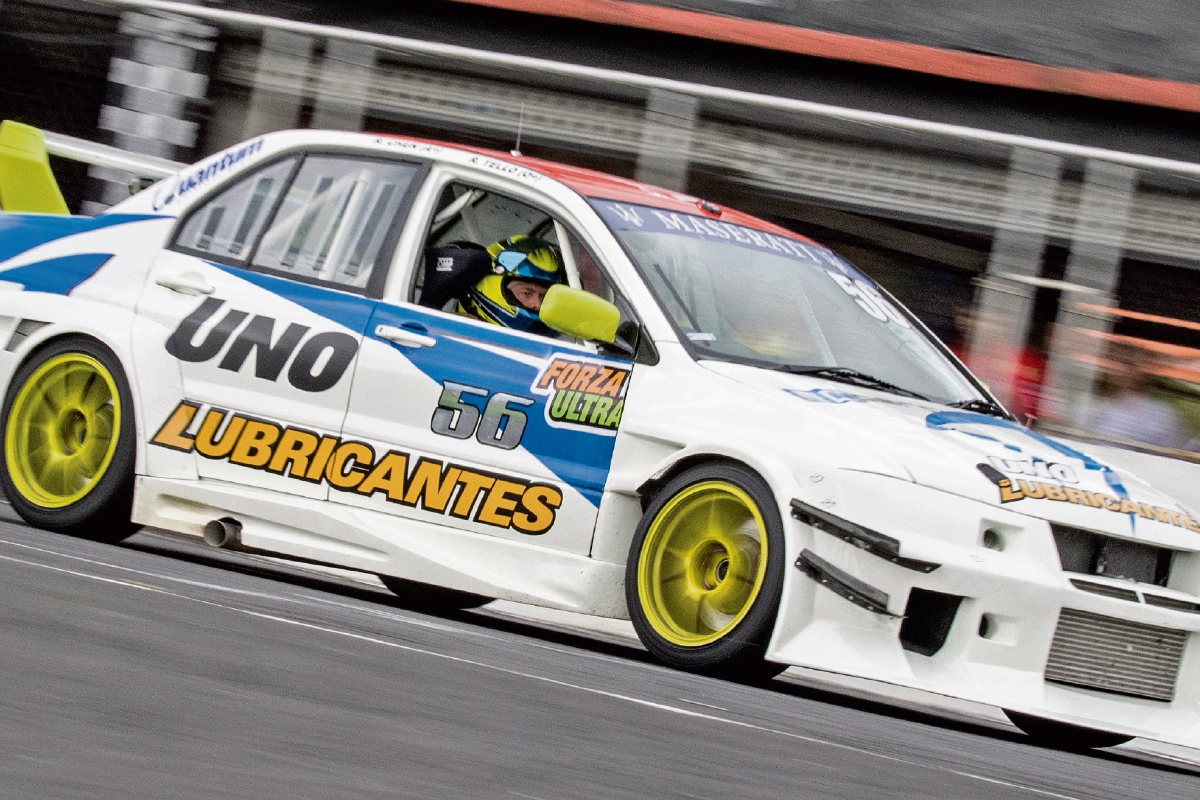 Roberto Tello, en acción, durante la competencia disputada ayer, en el Autódromo Pedro Cofiño. El piloto nacional se robó el show y conquistó el campeonato. (Foto Prensa Libre: Gabriel López)