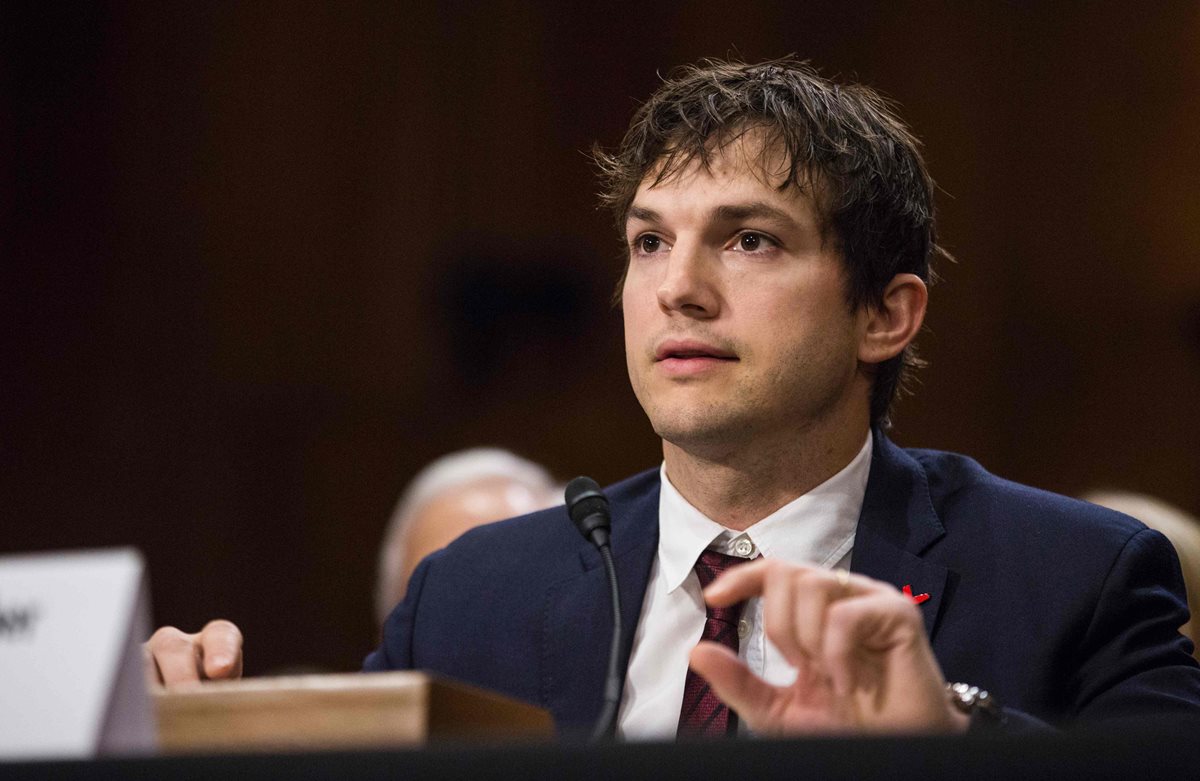Ashton Kutcher habló con voz quebrada sobre los esfuerzos de su fundación para encontrar a pederastas. (Fotos Prensa Libre, AFP)