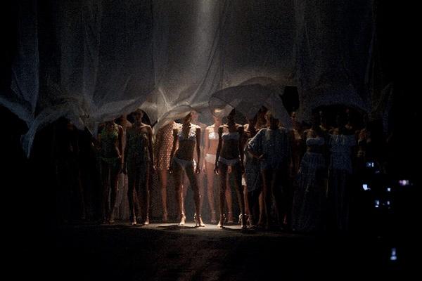 Brasil propone moda con luz y colores. (Foto Prensa Libre: EFE/SEBASTIÃO MOREIRA)