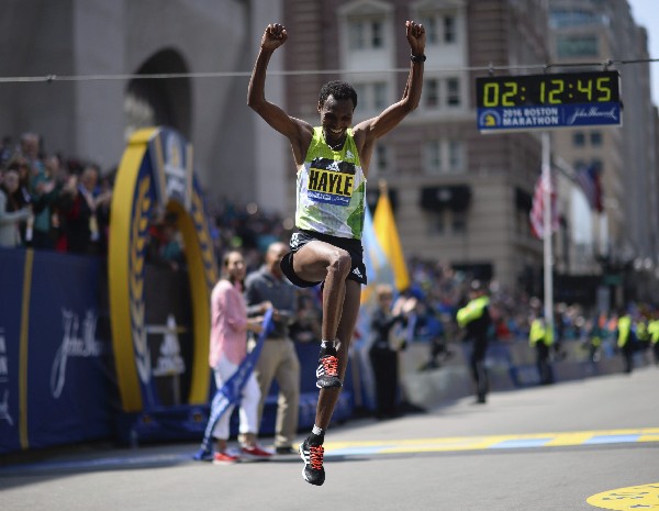 El etíope Lemi Berhanu en el momento que ingresa a la meta en primer lugar en Boston. (Foto Prensa Libre: AP)